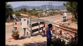 Khoảnh khắc người phụ nữ tông gãy rào chắn tàu hỏa, thoát chết trong gang tấc