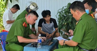 Khoảnh khắc thanh niên đập phá taxi chở vợ ở Lâm Đồng