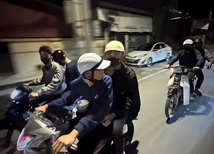 Khoe lái xe lạng lách lên mạng, nhóm thanh thiếu niên bị cảnh sát 'hốt gọn' Khoe lái xe lạng lách lên mạng, nhóm thanh thiếu niên bị cảnh sát 'hốt gọn'