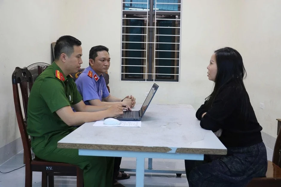 Khởi tố 1 phụ nữ và 2 người đàn ông đổ chất bẩn vào cửa hàng quần áo Khởi tố 1 phụ nữ và 2 người đàn ông đổ chất bẩn vào cửa hàng quần áo