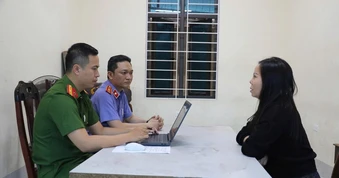 Khởi tố 1 phụ nữ và 2 người đàn ông đổ chất bẩn vào cửa hàng quần áo