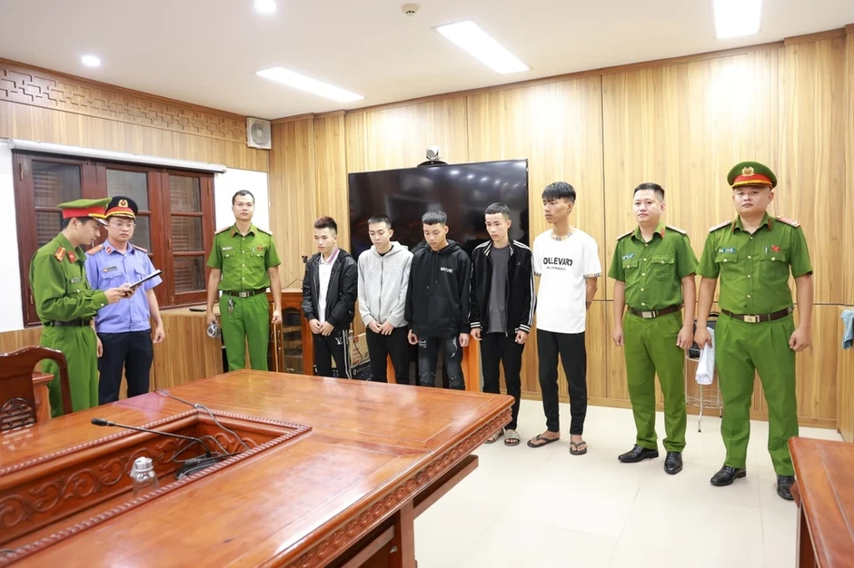 Khởi tố 11 thanh thiếu niên chạy xe máy gây náo loạn đường phố Khởi tố 11 thanh thiếu niên chạy xe máy gây náo loạn đường phố