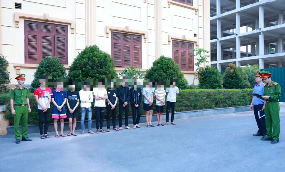 Khởi tố 11 thanh thiếu niên chạy xe máy gây náo loạn đường phố Khởi tố 11 thanh thiếu niên chạy xe máy gây náo loạn đường phố