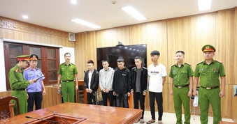 Khởi tố 11 thanh thiếu niên chạy xe máy gây náo loạn đường phố