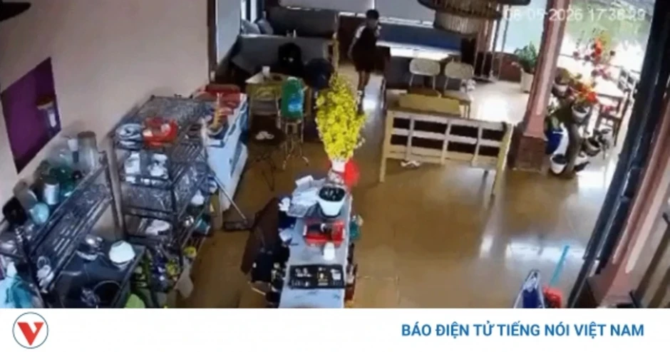 Khởi tố 12 học sinh lao vào quán cà phê tấn công 1 người tử vong Khởi tố 12 học sinh lao vào quán cà phê tấn công 1 người tử vong