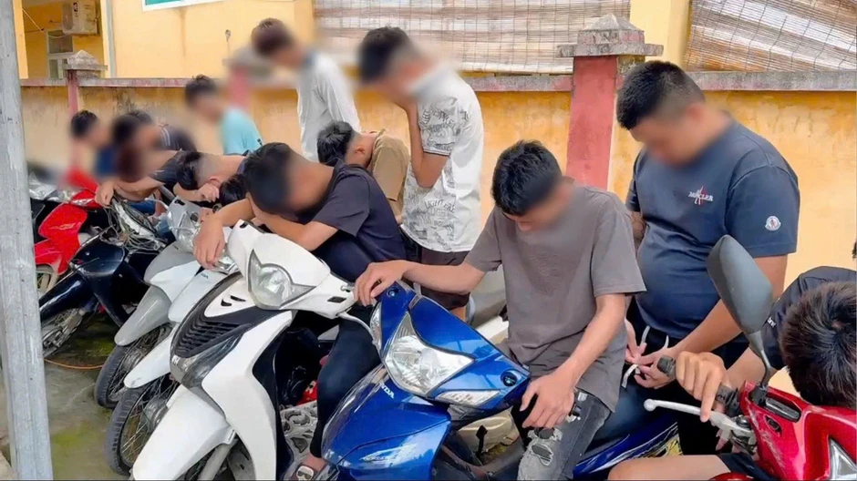 Khởi tố 13 đối tượng mang hung khí hành hung người đi đường Khởi tố 13 đối tượng mang hung khí hành hung người đi đường