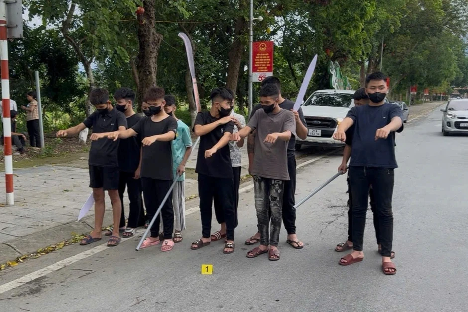 Khởi tố 13 đối tượng mang hung khí hành hung người đi đường Khởi tố 13 đối tượng mang hung khí hành hung người đi đường
