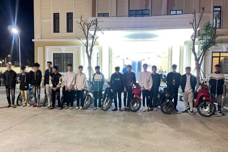 Khởi tố 13 thanh thiếu niên bốc đầu, lạng lách trên đường ở Quảng Ninh Khởi tố 13 thanh thiếu niên bốc đầu, lạng lách trên đường ở Quảng Ninh