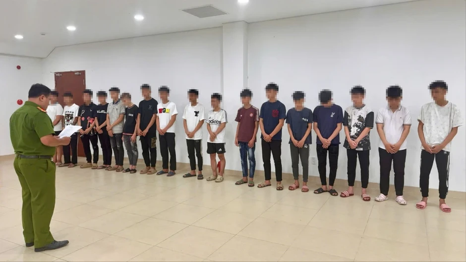 Khởi tố 14 thanh thiếu niên mang hung khí, lạng lách gây tai nạn ở Huế