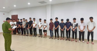 Khởi tố 14 thanh thiếu niên mang hung khí, lạng lách gây tai nạn ở Huế