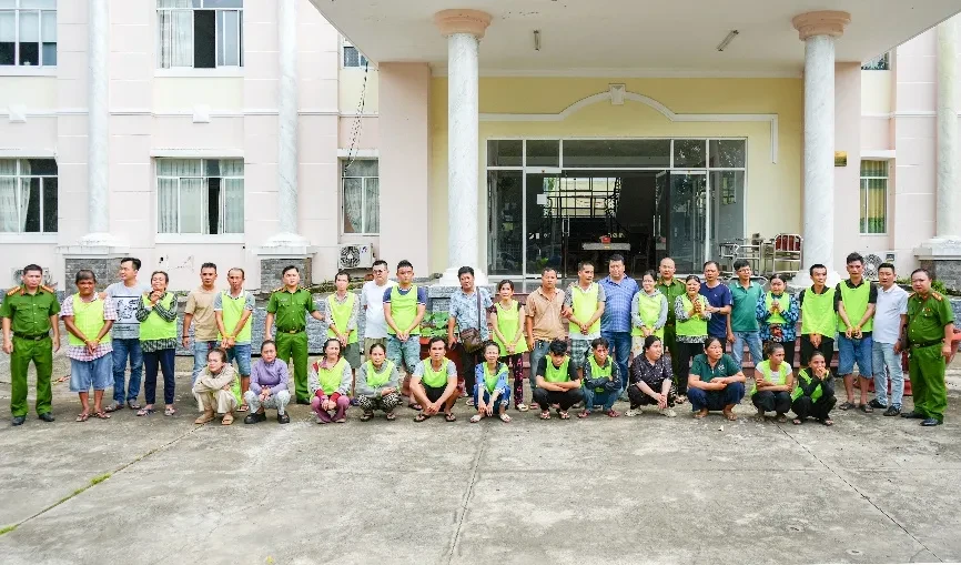 Khởi tố 19 đối tượng dàn cảnh cướp giật dây chuyền ở khu Liên Hoa Bảo Tháp Khởi tố 19 đối tượng dàn cảnh cướp giật dây chuyền ở khu Liên Hoa Bảo Tháp