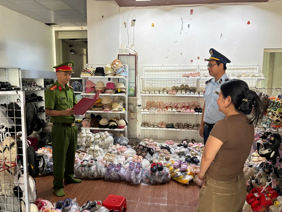 Khởi tố 2 bị can buôn bán hàng giả gắn mác các thương hiệu nổi tiếng