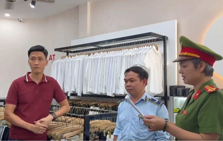 Khởi tố 2 bị can buôn bán hàng giả gắn mác các thương hiệu nổi tiếng