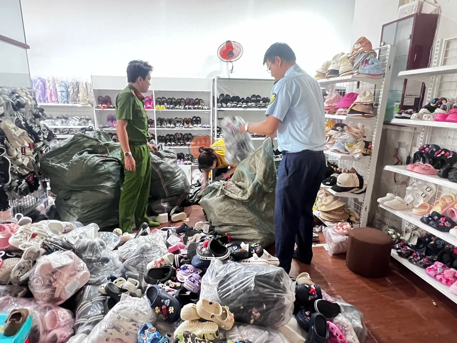 Khởi tố 2 bị can buôn bán hàng giả gắn mác các thương hiệu nổi tiếng