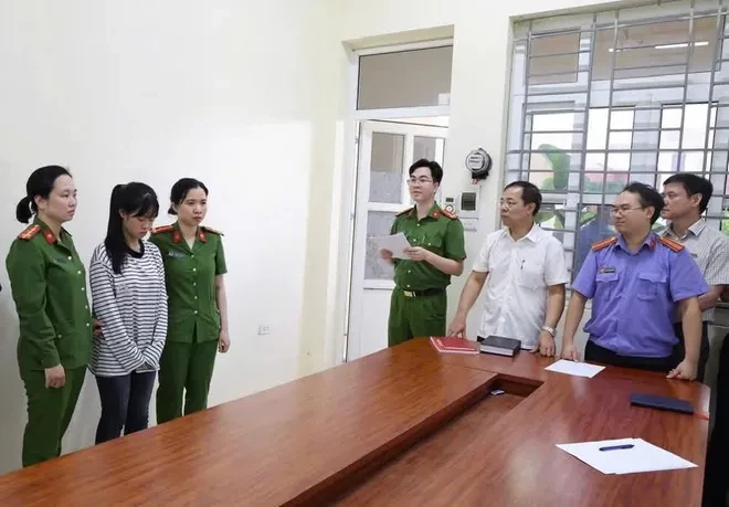 Khởi tố 2 bị can liên quan vụ hành hung bạn học rồi quay clip đăng mạng