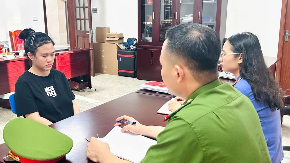 Khởi tố 2 chủ cơ sở bán hàng giả mạo nhãn hiệu ở Thanh Hóa, thu giữ hơn 4.000 sản phẩm Khởi tố 2 chủ cơ sở bán hàng giả mạo nhãn hiệu ở Thanh Hóa, thu giữ hơn 4.000 sản phẩm