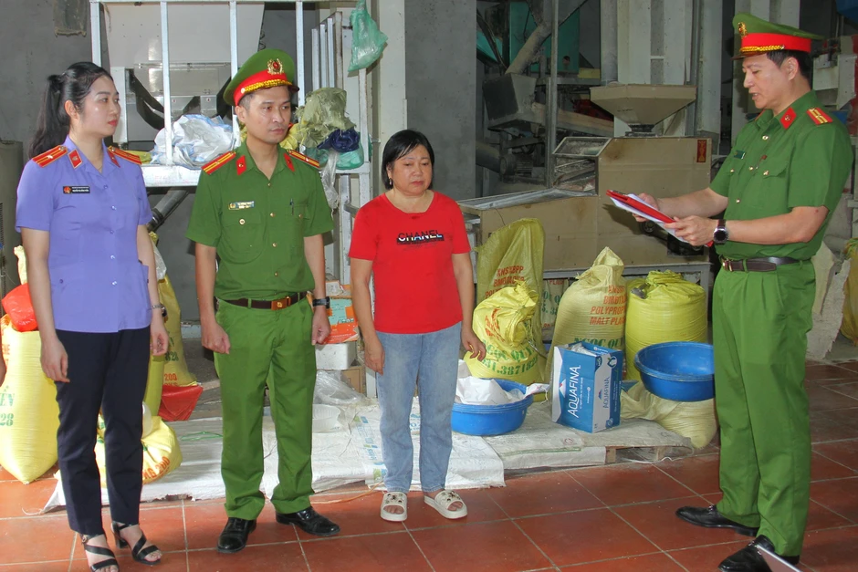 Khởi tố 2 đối tượng bán gạo giả "Séng Cù Mường Khương" Khởi tố 2 đối tượng bán gạo giả "Séng Cù Mường Khương"
