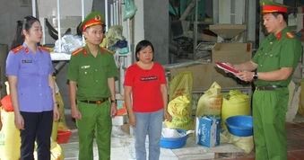Khởi tố 2 đối tượng bán gạo giả "Séng Cù Mường Khương"