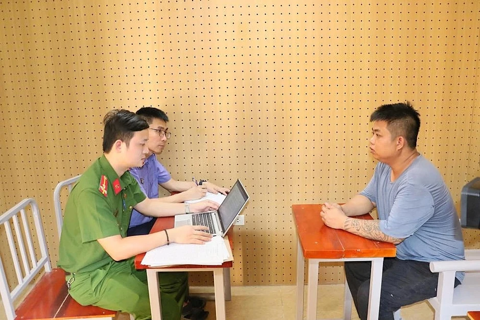 Khởi tố 2 đối tượng giả danh phóng viên để tống tiền Khởi tố 2 đối tượng giả danh phóng viên để tống tiền