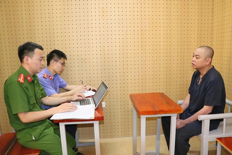 Khởi tố 2 đối tượng giả danh phóng viên để tống tiền Khởi tố 2 đối tượng giả danh phóng viên để tống tiền