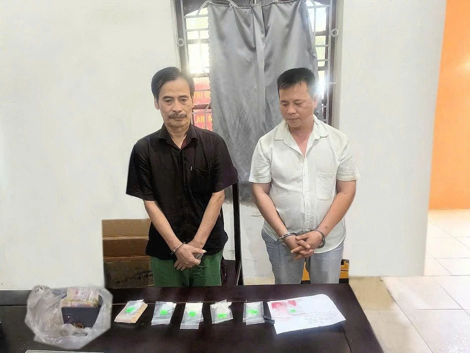 Khởi tố 2 đối tượng mua bán ma túy, thu giữ nhiều loại chất cấm Khởi tố 2 đối tượng mua bán ma túy, thu giữ nhiều loại chất cấm