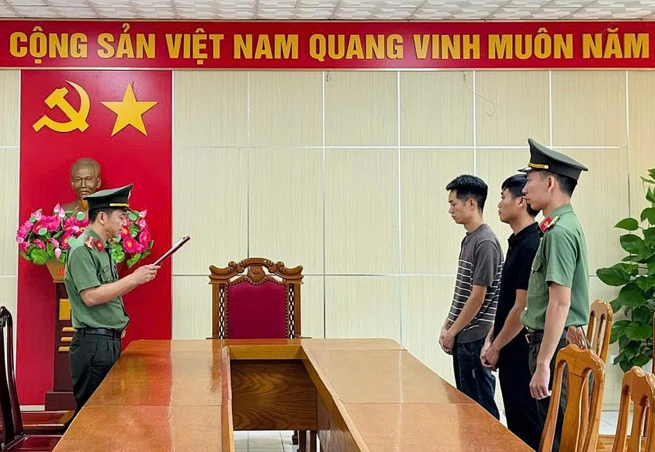 Khởi tố 2 đối tượng ở Hà Tĩnh về hành vi tàng trữ trái phép vũ khí quân dụng Khởi tố 2 đối tượng ở Hà Tĩnh về hành vi tàng trữ trái phép vũ khí quân dụng