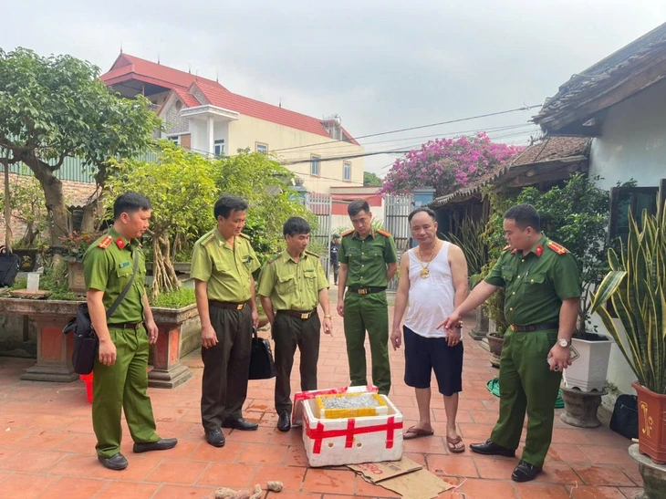 Khởi tố 2 người mua da, xương hổ nấu cao và 1 người giết mổ chim hoang dã Khởi tố 2 người mua da, xương hổ nấu cao và 1 người giết mổ chim hoang dã