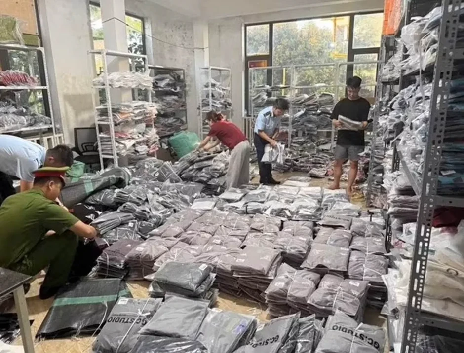 Khởi tố 2 vụ án xâm phạm quyền sở hữu công nghiệp ở Hà Nội, thu hơn 3.600 sản phẩm giả mạo Khởi tố 2 vụ án xâm phạm quyền sở hữu công nghiệp ở Hà Nội, thu hơn 3.600 sản phẩm giả mạo