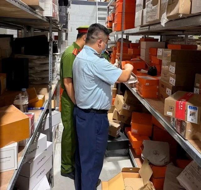 Khởi tố 2 vụ án xâm phạm quyền sở hữu công nghiệp ở Hà Nội, thu hơn 3.600 sản phẩm giả mạo Khởi tố 2 vụ án xâm phạm quyền sở hữu công nghiệp ở Hà Nội, thu hơn 3.600 sản phẩm giả mạo