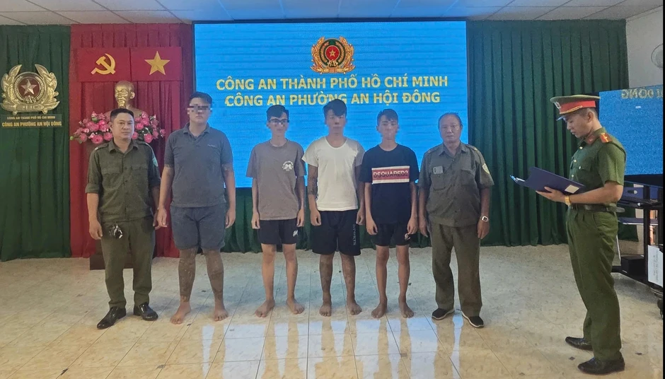 Khởi tố 23 thanh thiếu niên 'hỗn chiến' trước quán cà phê ở TP.HCM Khởi tố 23 thanh thiếu niên 'hỗn chiến' trước quán cà phê ở TP.HCM