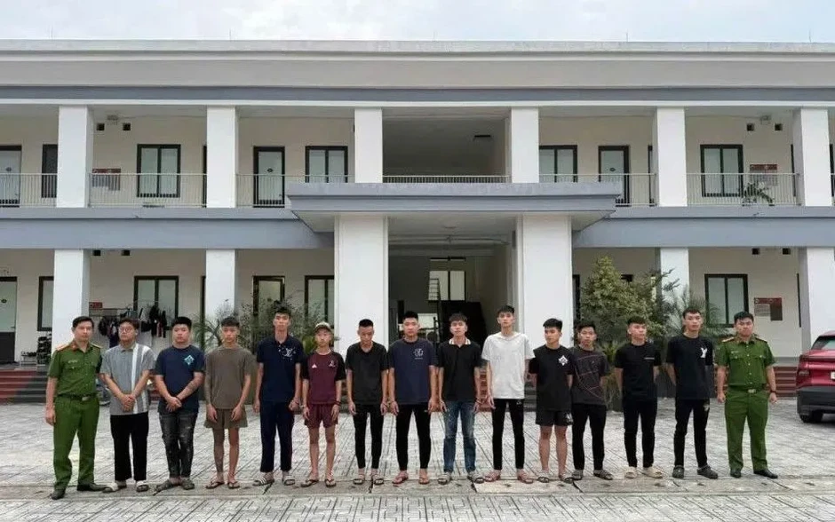 Khởi tố 27 thanh thiếu niên mang hung khí, đua xe gây náo loạn đường phố Khởi tố 27 thanh thiếu niên mang hung khí, đua xe gây náo loạn đường phố