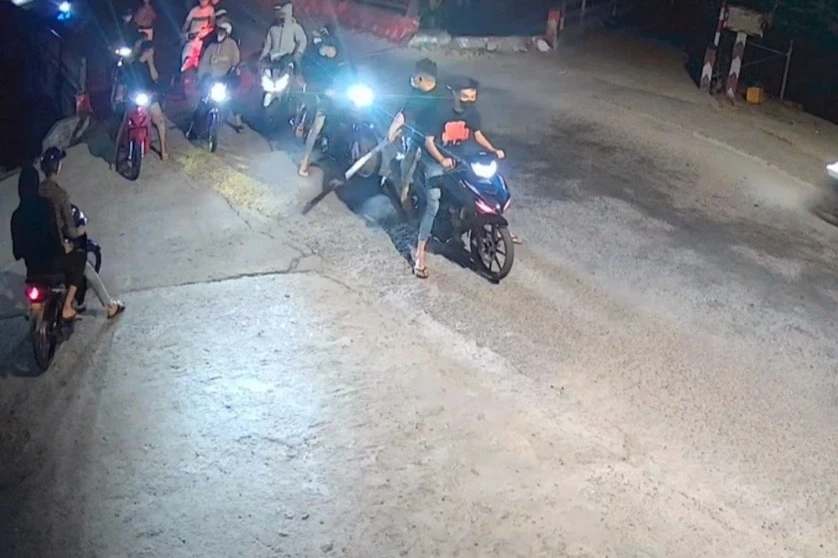 Khởi tố 28 người mang hung khí đại náo khu dân cư Khởi tố 28 người mang hung khí đại náo khu dân cư