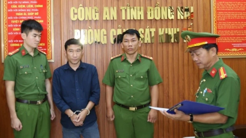 Khởi tố 3 bị can đổ hơn 1.000 tấn chất thải gây ô nhiễm môi trường Khởi tố 3 bị can đổ hơn 1.000 tấn chất thải gây ô nhiễm môi trường