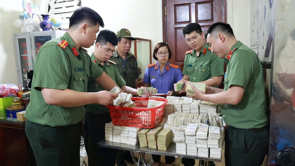 Khởi tố 3 bị can 'rút ruột' hàng tỉ đồng công đức tại đền Kỳ Cùng Khởi tố 3 bị can 'rút ruột' hàng tỉ đồng công đức tại đền Kỳ Cùng