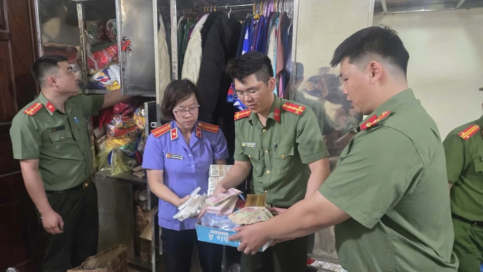 Khởi tố 3 bị can 'rút ruột' hàng tỉ đồng công đức tại đền Kỳ Cùng Khởi tố 3 bị can 'rút ruột' hàng tỉ đồng công đức tại đền Kỳ Cùng