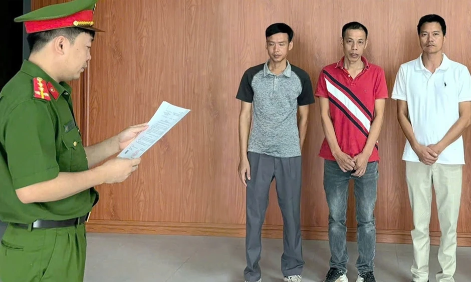 Khởi tố 3 bị can về hành vi đổ trộm gần 700 tấn chất thải bê tông ra môi trường Khởi tố 3 bị can về hành vi đổ trộm gần 700 tấn chất thải bê tông ra môi trường