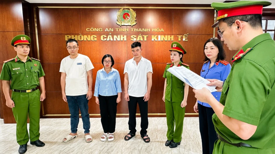 Khởi tố 3 cán bộ, nhân viên trại nuôi lợn New Hope Thanh Hóa Khởi tố 3 cán bộ, nhân viên trại nuôi lợn New Hope Thanh Hóa