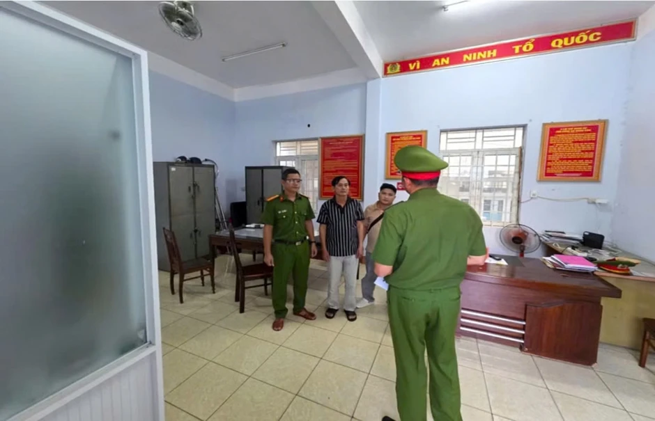 Khởi tố 3 đối tượng đưa, nhận hối lộ để khai thác vàng trái phép Khởi tố 3 đối tượng đưa, nhận hối lộ để khai thác vàng trái phép