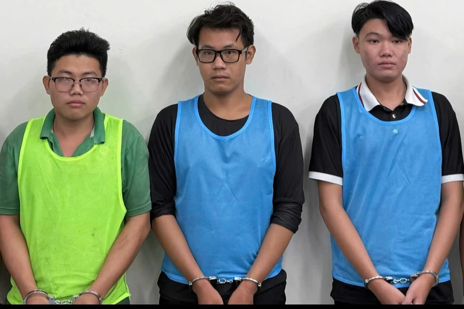 Khởi tố 3 đối tượng giả cảnh sát, cưỡng đoạt tiền người đi đường ở TPHCM Khởi tố 3 đối tượng giả cảnh sát, cưỡng đoạt tiền người đi đường ở TPHCM