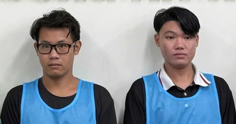 Khởi tố 3 đối tượng giả cảnh sát, cưỡng đoạt tiền người đi đường ở TPHCM