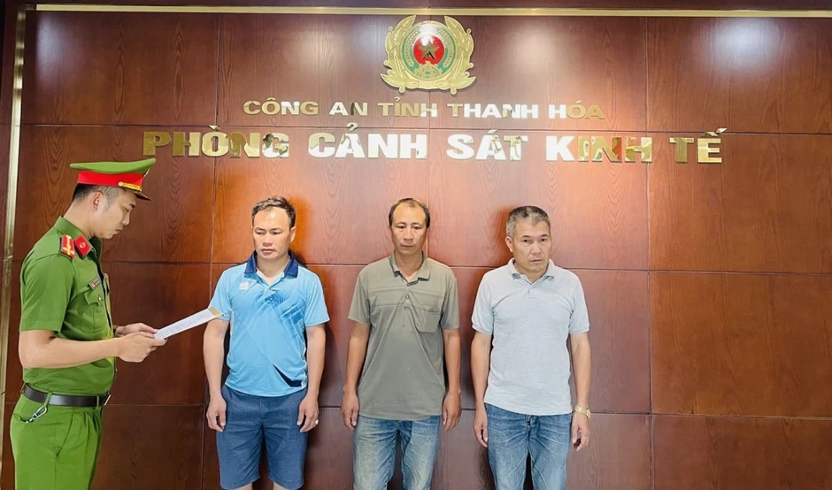 Khởi tố 3 đối tượng khai thác đất trái phép, thu lợi hơn 140 triệu đồng Khởi tố 3 đối tượng khai thác đất trái phép, thu lợi hơn 140 triệu đồng