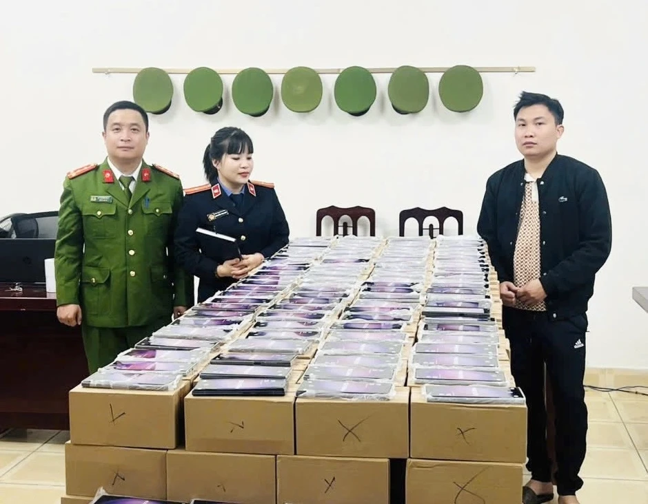 Khởi tố 3 đối tượng tiêu thụ hơn 1.000 chiếc điện thoại giả Khởi tố 3 đối tượng tiêu thụ hơn 1.000 chiếc điện thoại giả