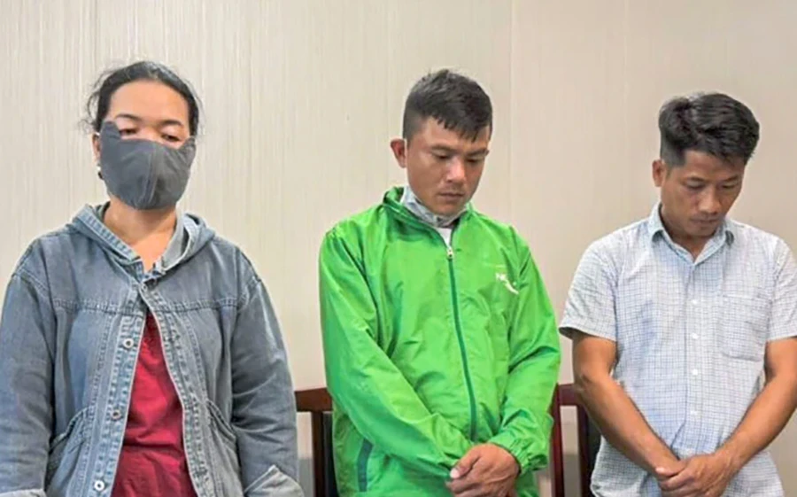 Khởi tố 3 người đổ chất thải trái phép từ dự án khu đô thị ra môi trường Khởi tố 3 người đổ chất thải trái phép từ dự án khu đô thị ra môi trường