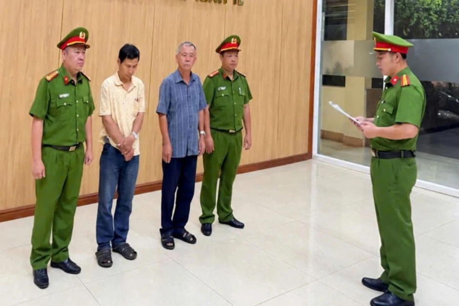 Khởi tố 3 vụ án từ việc phát hiện hơn 6.000 tấn chất thải bị đổ trái quy định Khởi tố 3 vụ án từ việc phát hiện hơn 6.000 tấn chất thải bị đổ trái quy định