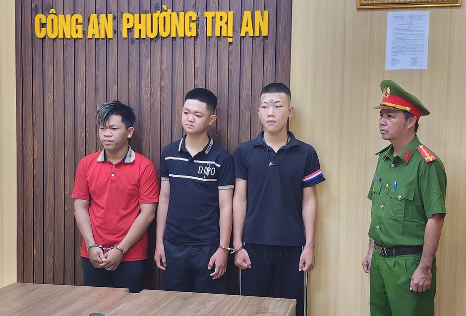 Khởi tố 4 bị can dùng 'bom xăng' tấn công nhà dân ở Đồng Nai Khởi tố 4 bị can dùng 'bom xăng' tấn công nhà dân ở Đồng Nai