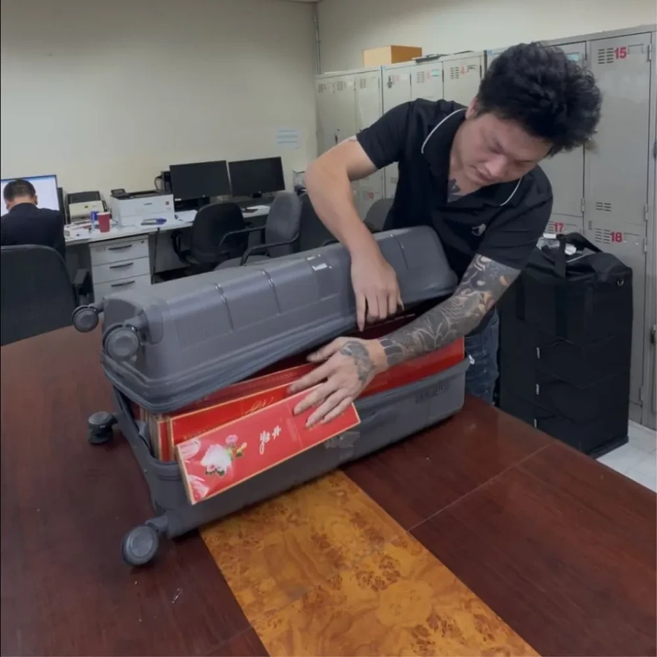 Khởi tố 4 người nước ngoài vận chuyển gần 18.000 bao thuốc lá lậu Khởi tố 4 người nước ngoài vận chuyển gần 18.000 bao thuốc lá lậu