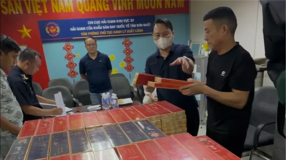 Khởi tố 4 người nước ngoài vận chuyển gần 18.000 bao thuốc lá lậu Khởi tố 4 người nước ngoài vận chuyển gần 18.000 bao thuốc lá lậu