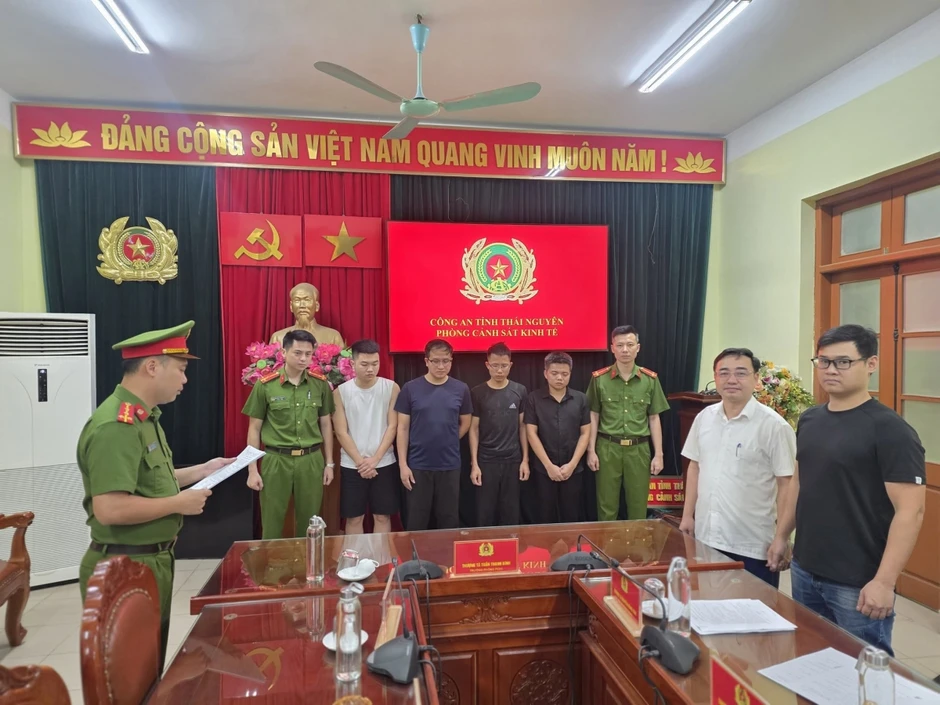 Khởi tố 4 tài xế dùng thiết bị “phá sóng” chiếm đoạt tiền cước của hãng Taxi