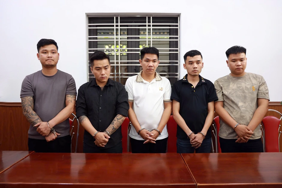 Khởi tố 5 đối tượng chở người nước ngoài nhập cảnh trái phép Khởi tố 5 đối tượng chở người nước ngoài nhập cảnh trái phép