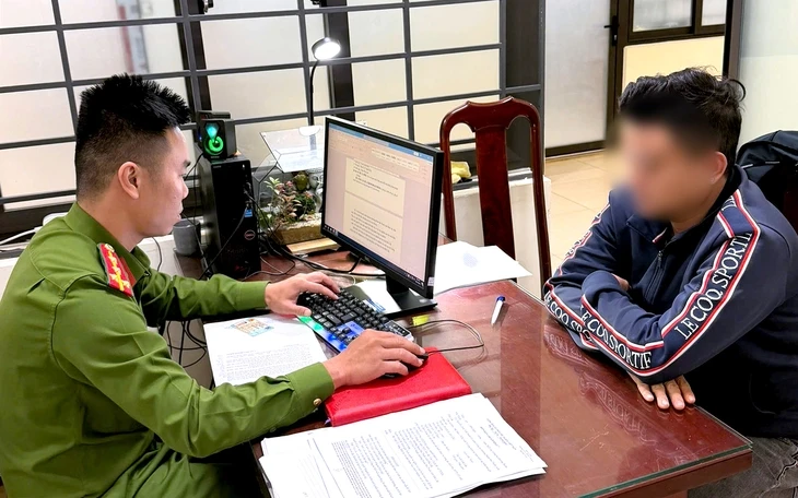 Khởi tố 6 bị can mang hung khí chém trọng thương 2 người chạy xe máy nẹt pô Khởi tố 6 bị can mang hung khí chém trọng thương 2 người chạy xe máy nẹt pô